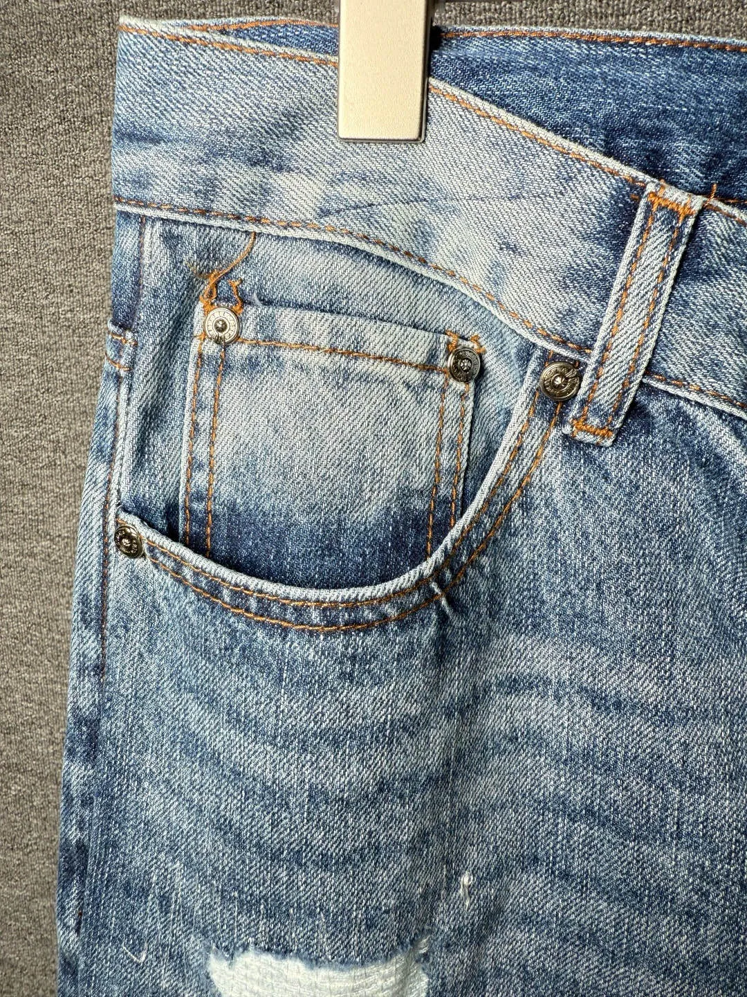 P290 💰 (top version) Croxin & 𝐂𝐡𝐫𝐨𝐦𝐞 𝐇𝐞𝐚𝐫𝐭 ss25 blue pants starry sky ripped button jeans. Styles with different wash textures are very friendly to people with thin legs. The slightly flared version perfectly modifies the leg shape. The timeless and moderate length makes it easy to match and match. It is the basis for various styles and is a must-have in your wardrobe! The fabric is stiff but also makes the upper body soft without losing texture. The washing process is even more perfect. It is a must-have item for everyone! ! ! Washed wheat, hang tag, pants label, complete with three labels Color: blue Size: 28-30-32-34-36 (corresponding to S-M-L-XL-XXL)